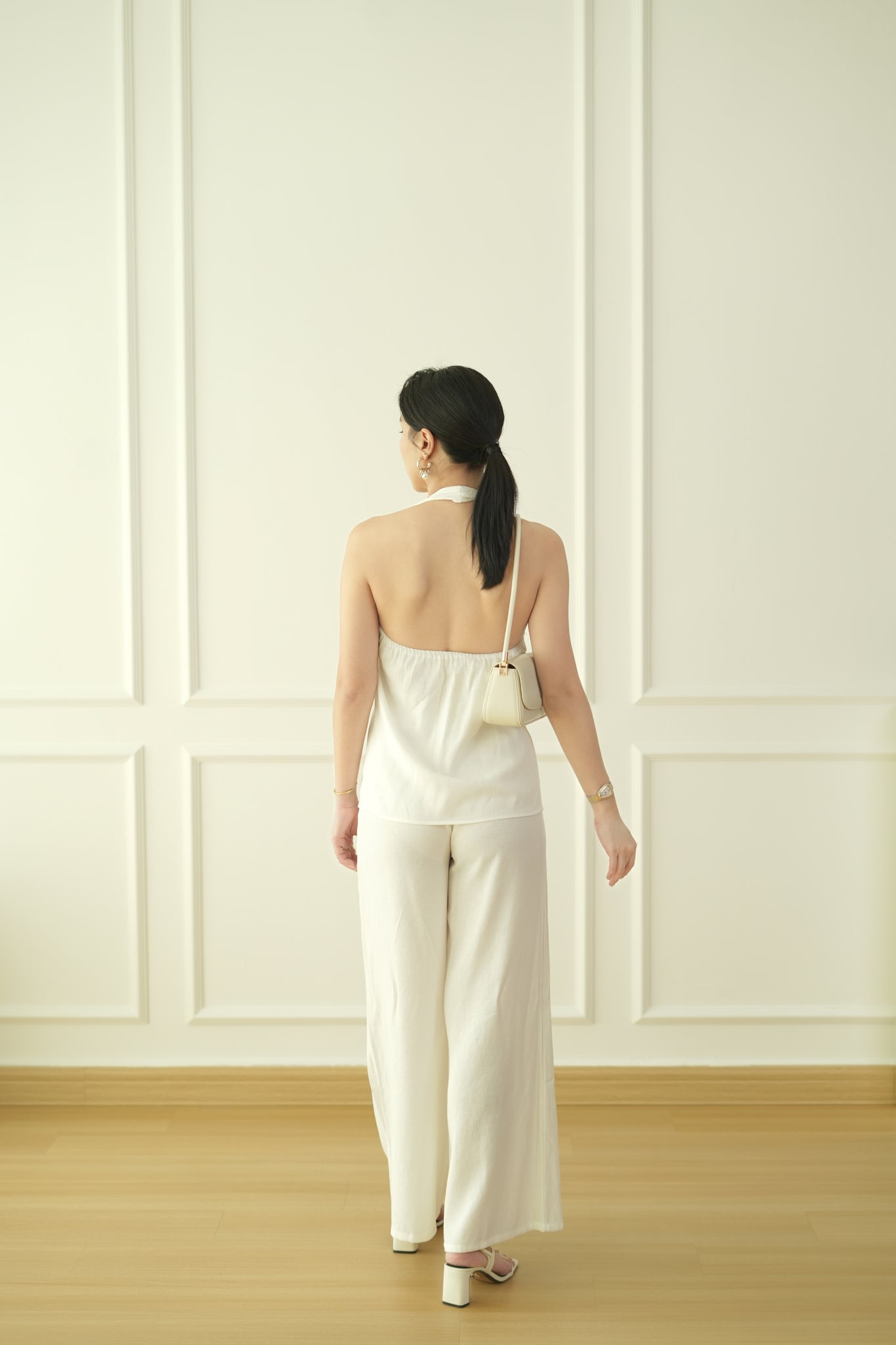 [Set] Halter Top with V-neck. High Waist Pleated Trousers.